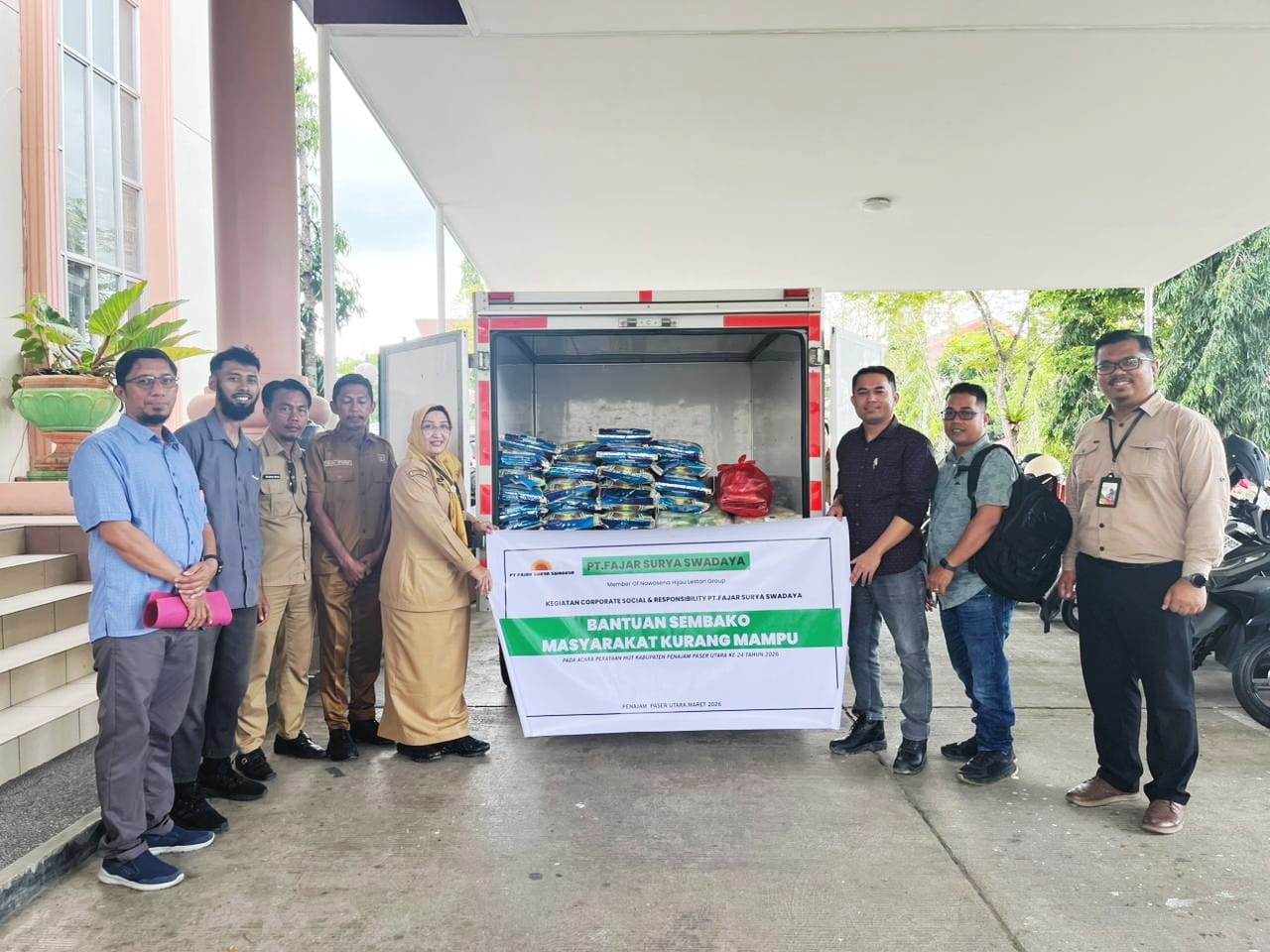 Jajaran manajemen PT Fajar Surya Swadaya (PT FSS) saat menyerahkan secara simbolis bantuan paket sembako kepada Pemerintah Kabupaten Penajam Paser Utara (PPU) dalam rangka memeriahkan HUT ke-24 PPU tahun 2026.